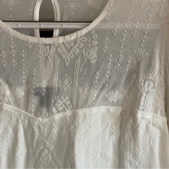 Torrid Flocked Mesh Crew Neck Bell Sleeve Top Size 00 White Blouse NWT - Picture 5 of 10